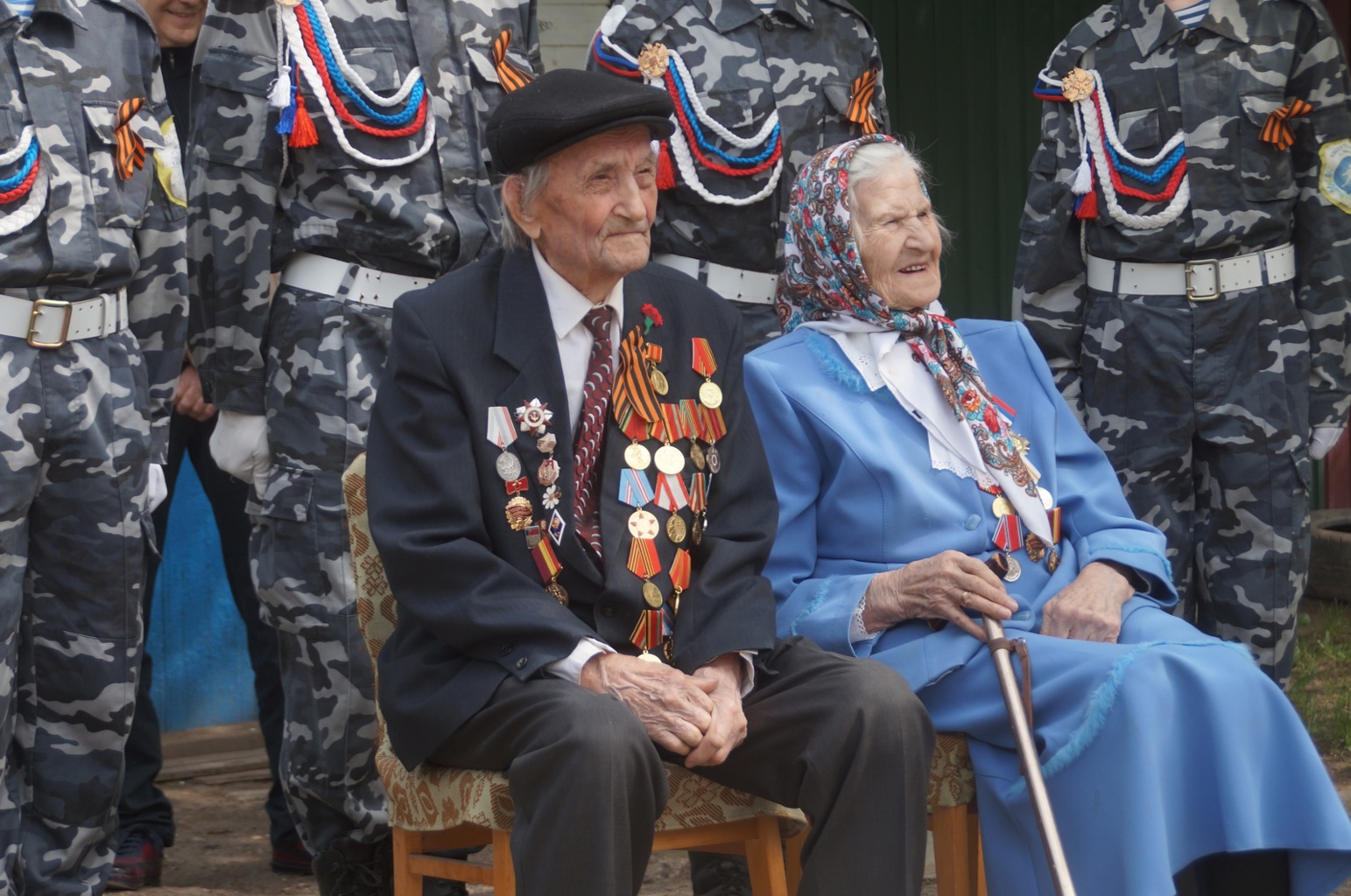 В Чебоксарах для супружеской пары, прошедшей ВОВ, устроили концерт с песнями и танцами