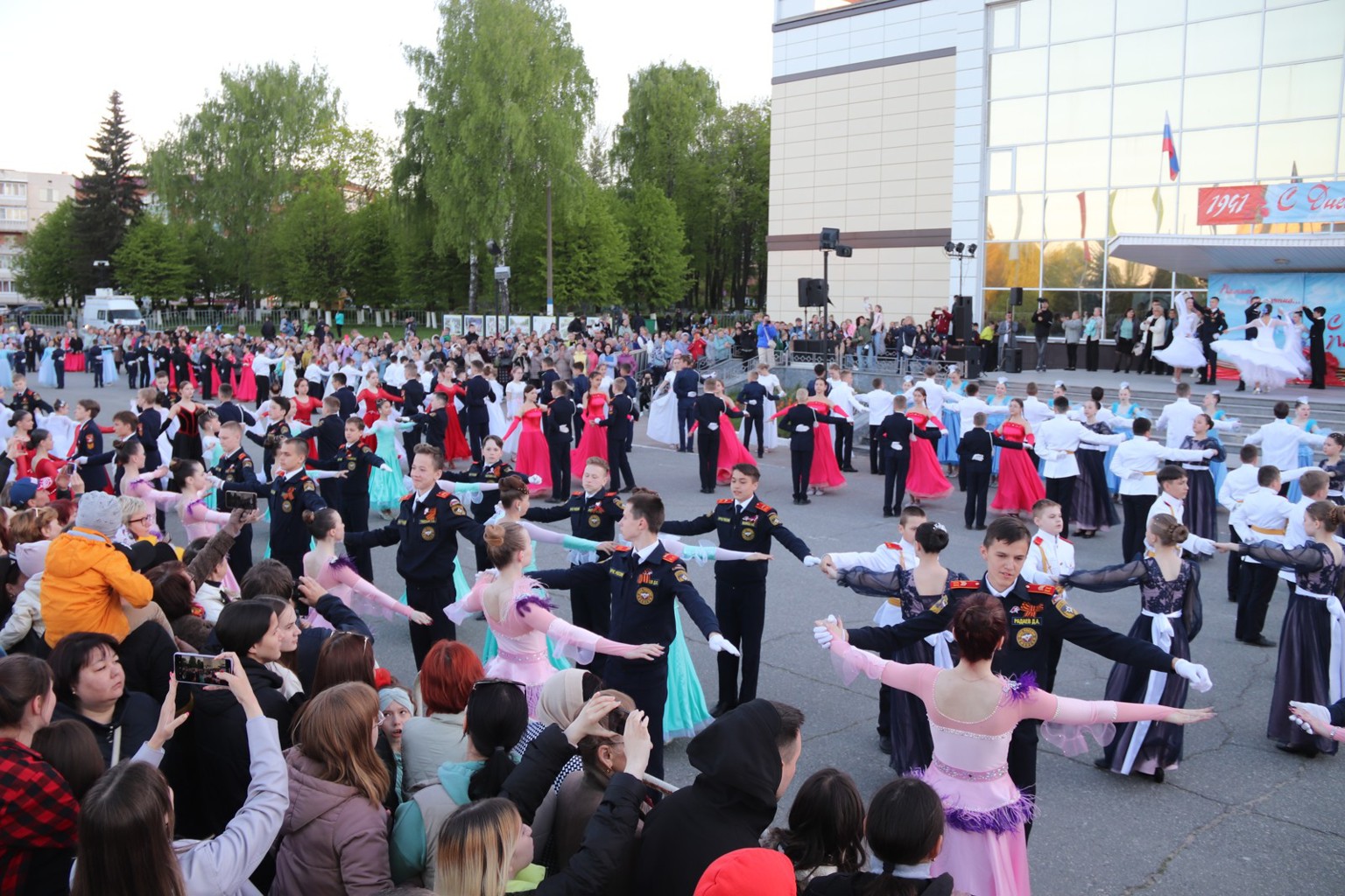 В Новочебоксарске около 400 танцоров приняли участие в "Вальсе Победы"