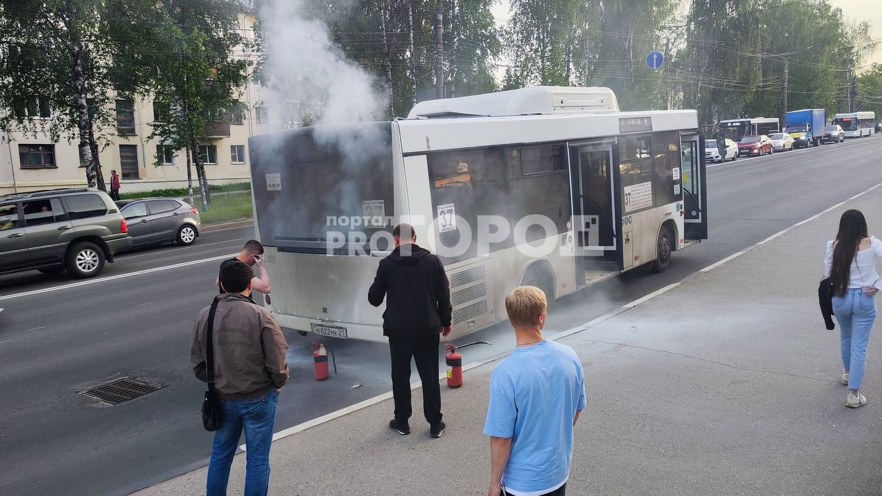 В Чебоксарах загорелся автобус № 37