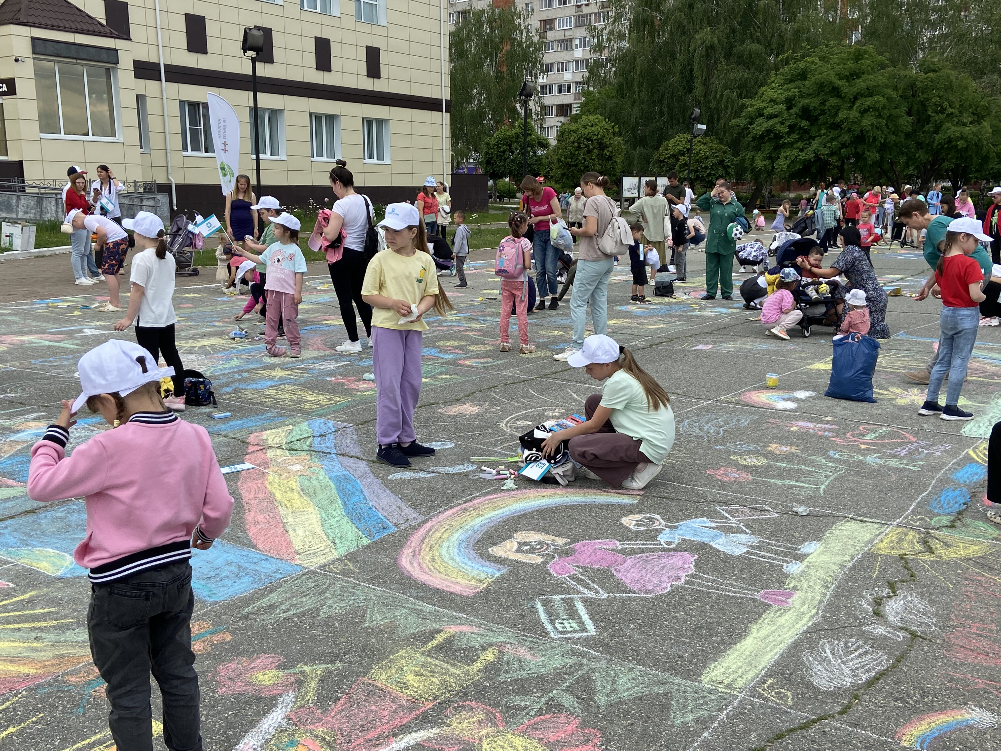 Юные художники Новочебоксарска получили подарки за рисунки на асфальте