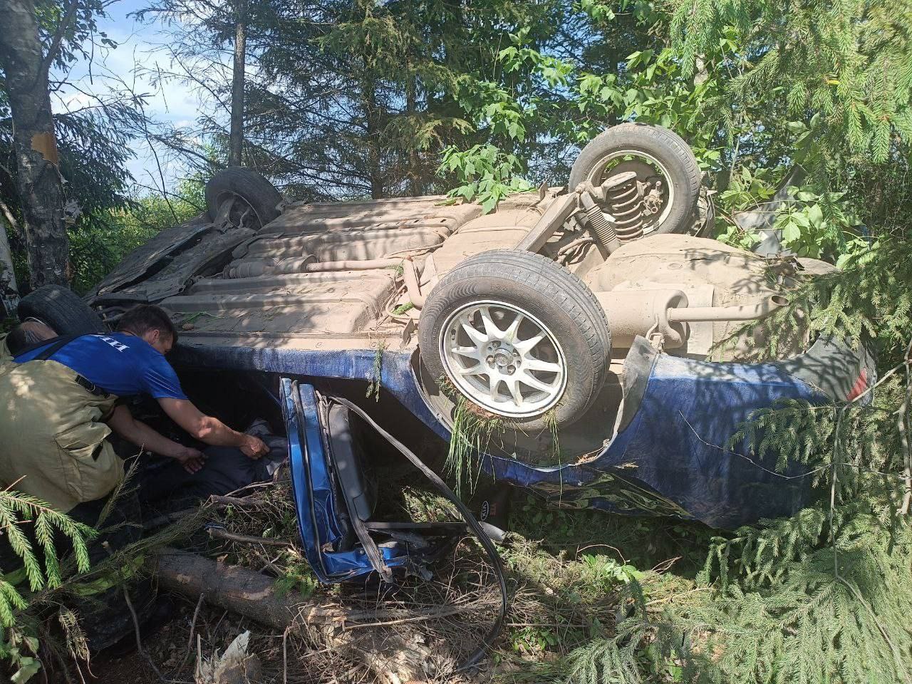 В Козловском районе иномарка опрокинулась в кювет: один человек погиб, двое пострадали