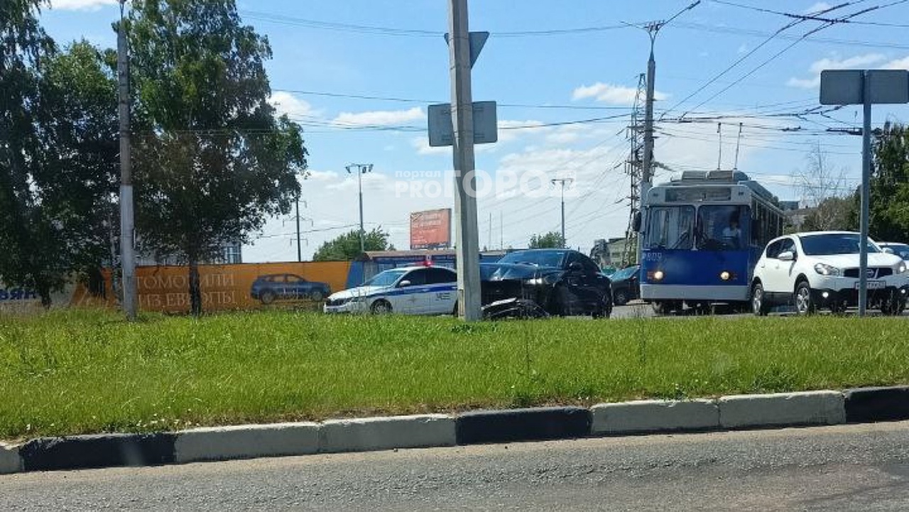 В Чебоксарах водитель иномарки врезался в столб и попытался сбежать с места аварии