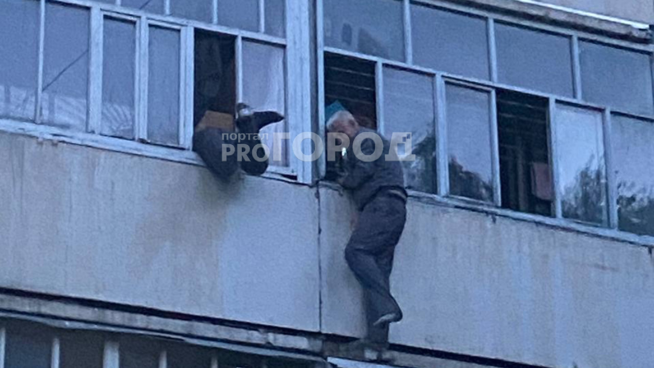 В Чебоксарах мужчина упал с высоты третьего этажа