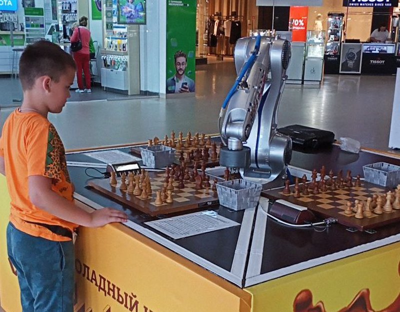 Робот в Чебоксарах играет в шахматы одновременно с тремя оппонентами