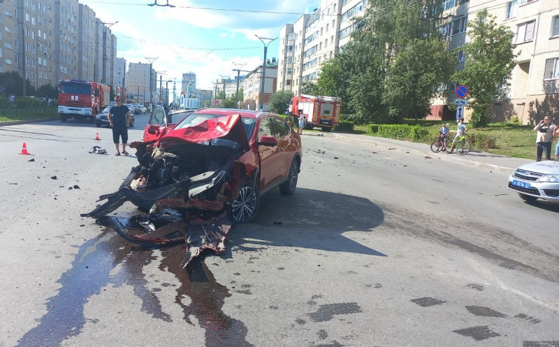 В ДТП с пожарной машиной и легковушкой в Новочебоксарске пострадал человек