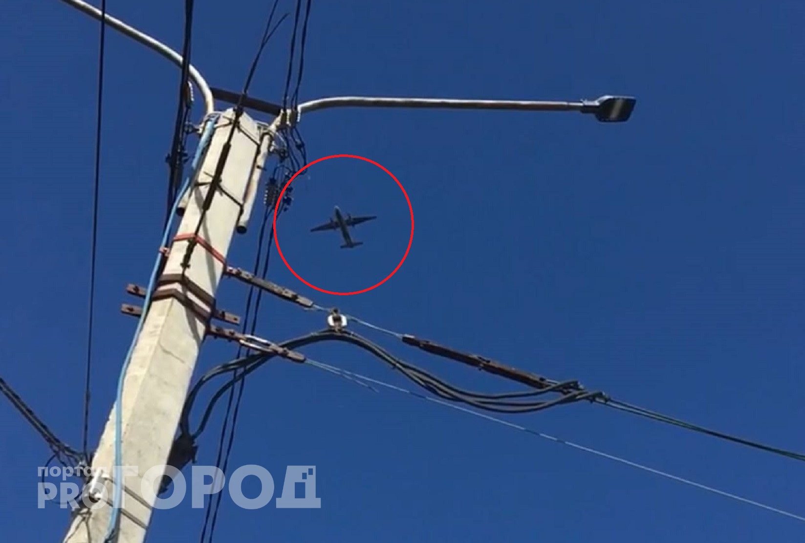 В Новочебоксарске третий час над домами кружит винтовой самолет