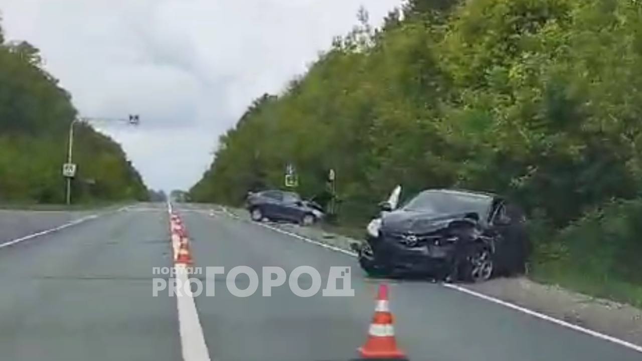 Последствия утреннего ДТП в Яльчикском районе попали на камеру очевидца: побились Mazda и Hyundai