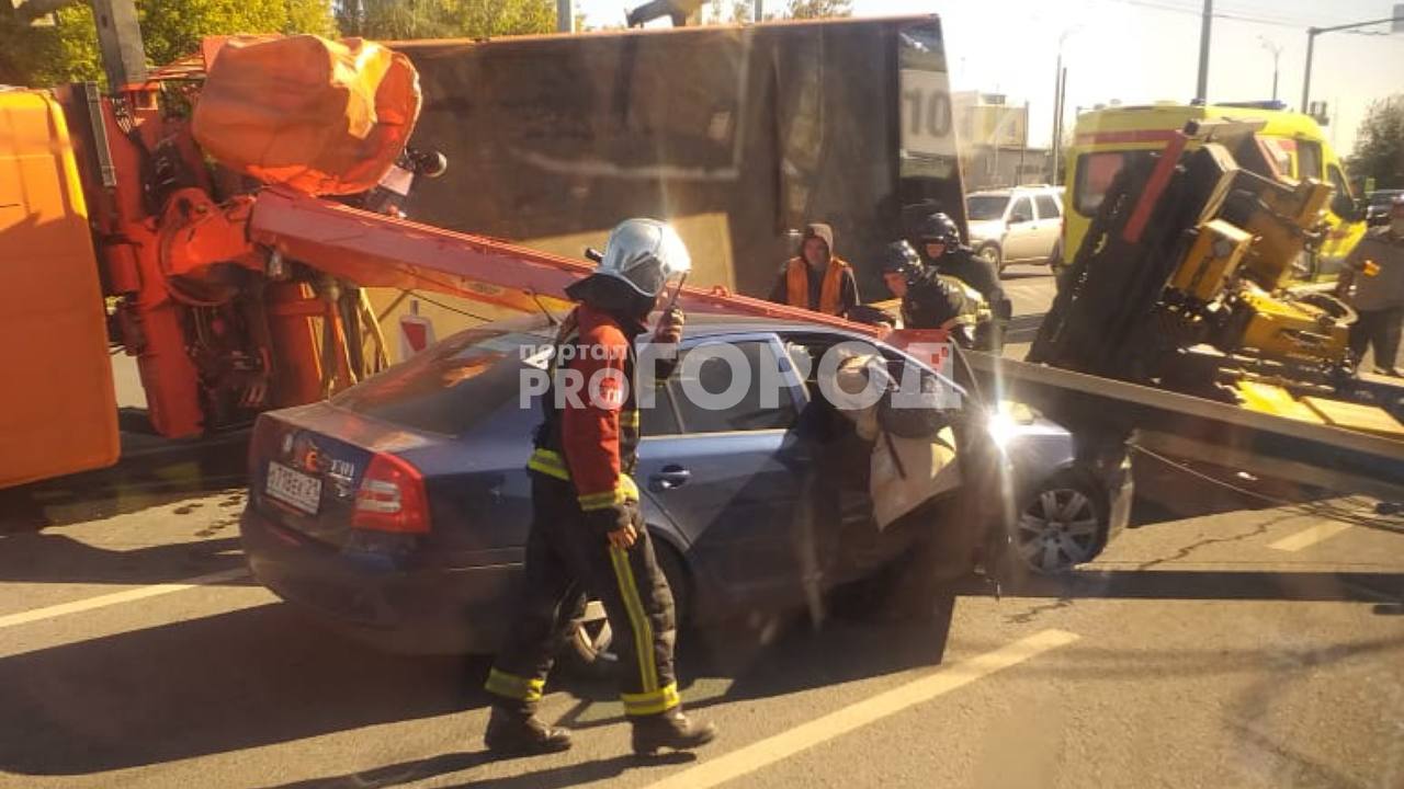 В Чебоксарах автокран рухнул на легковушку с женщиной внутри