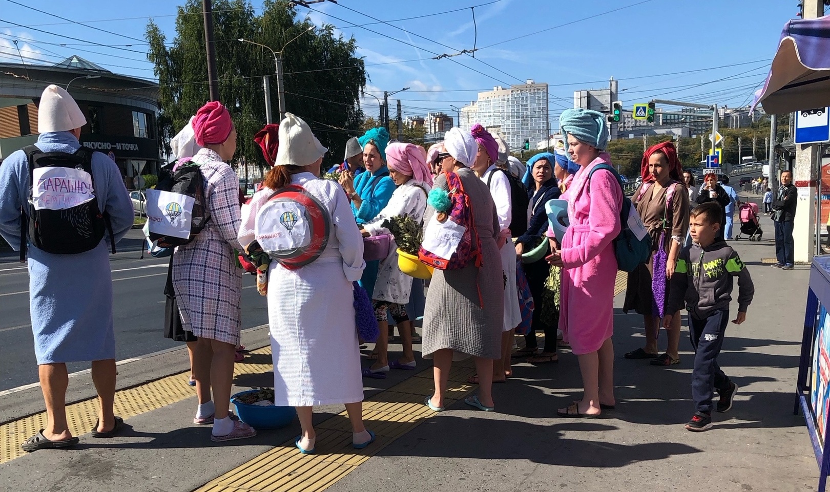 Чебоксарцы заметили толпу ряженых в халатах с тазиками и вениками