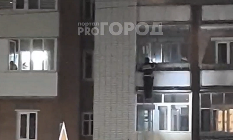 К чебоксарской многоэтажке съехались спецслужбы: пожарный забрался по лестнице и посветил в окно