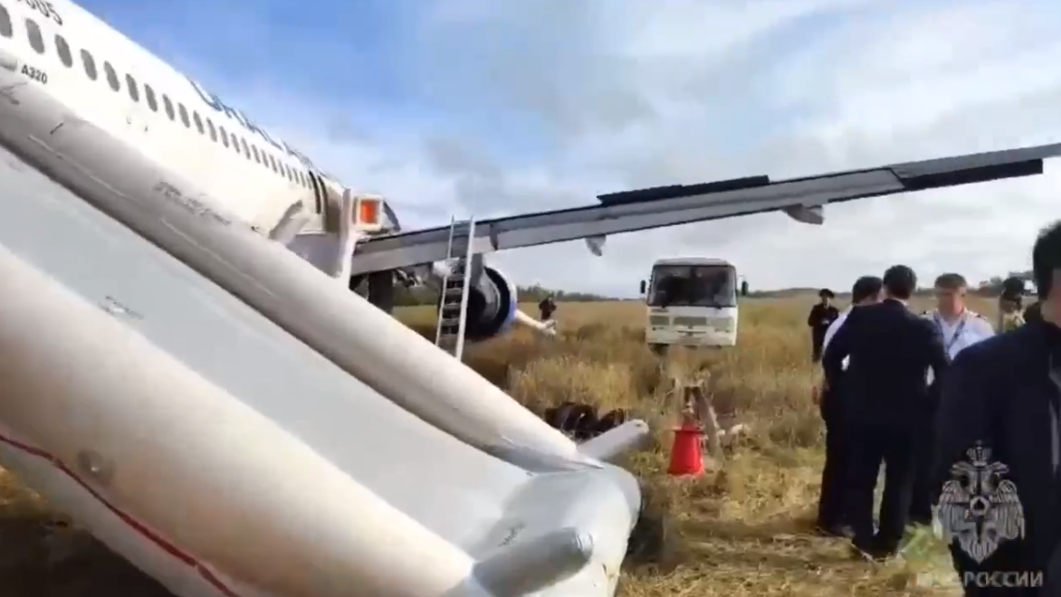 Летчики авиакомпании второй раз посади самолет в поле и спасли 159 пассажиров