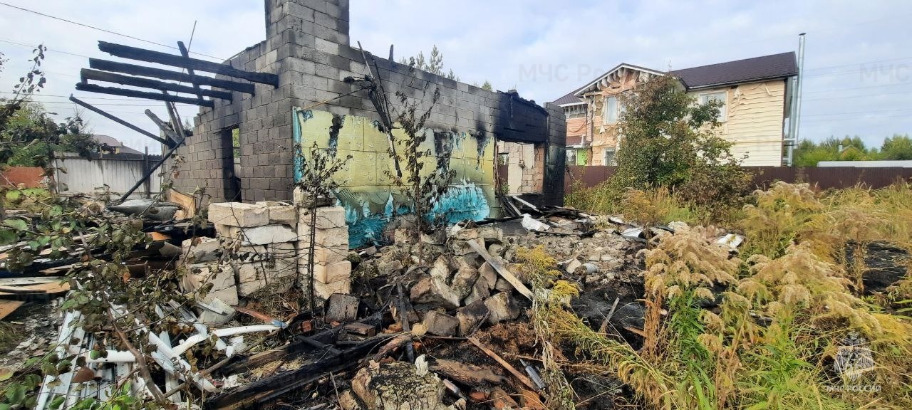 В Липово сгорел дом: хозяин пострадал, пытаясь потушить огонь
