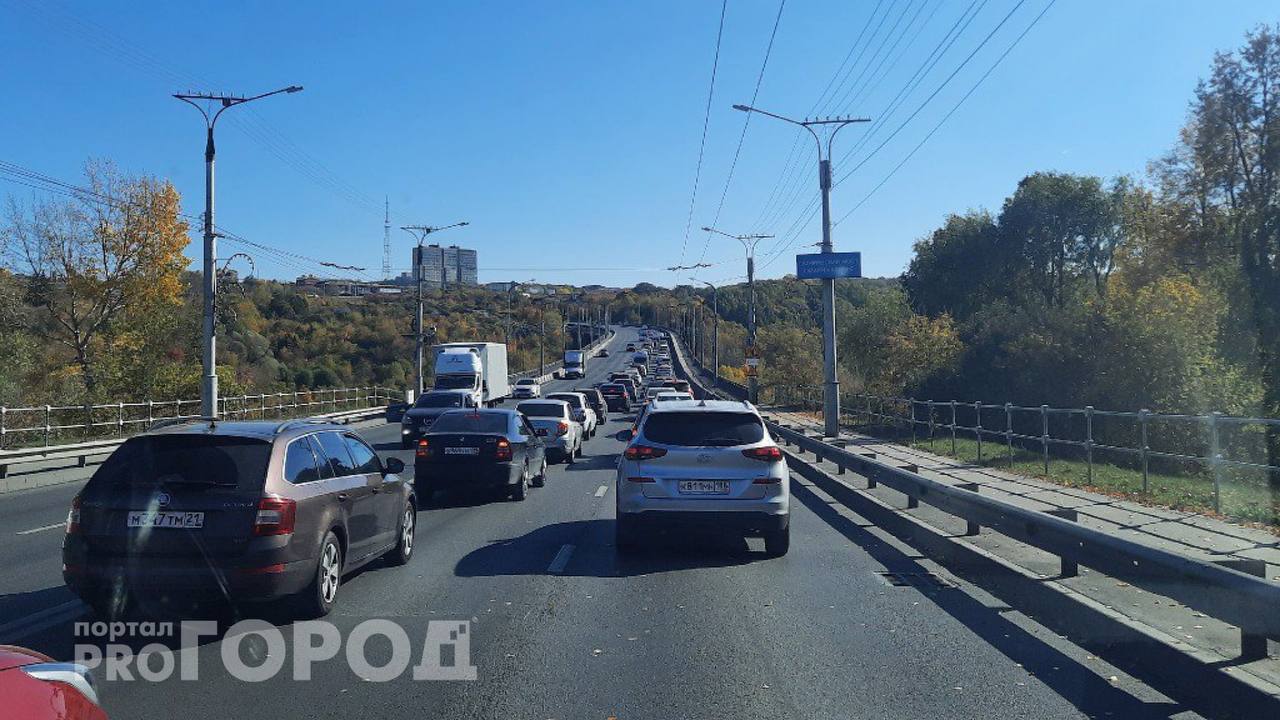 В Чебоксарах скорая помощь с пациентом попала в ДТП на мосту: образовалась пробка