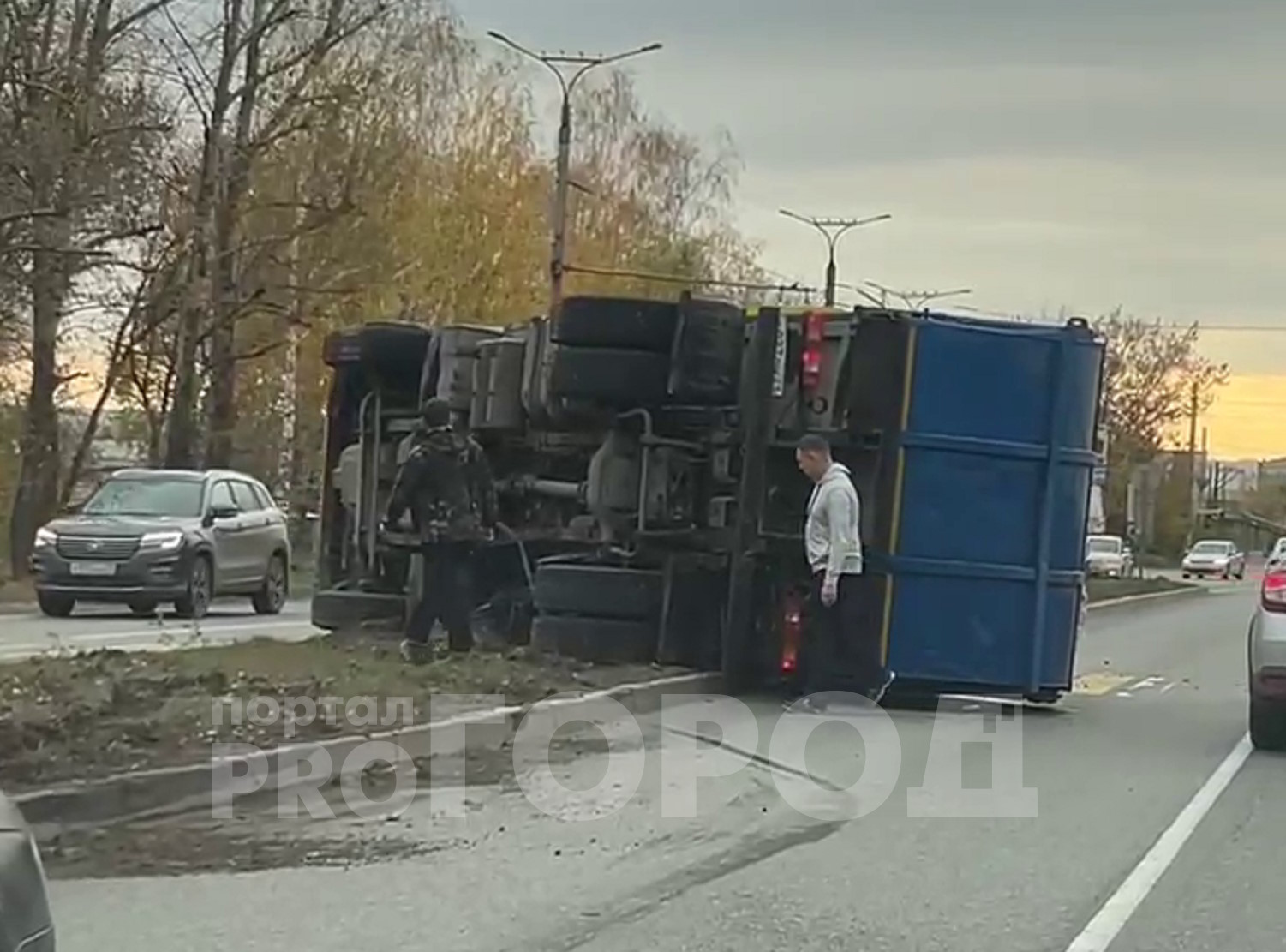 В Новочебоксарске перед пешеходным переходом перевернулся мусоровоз