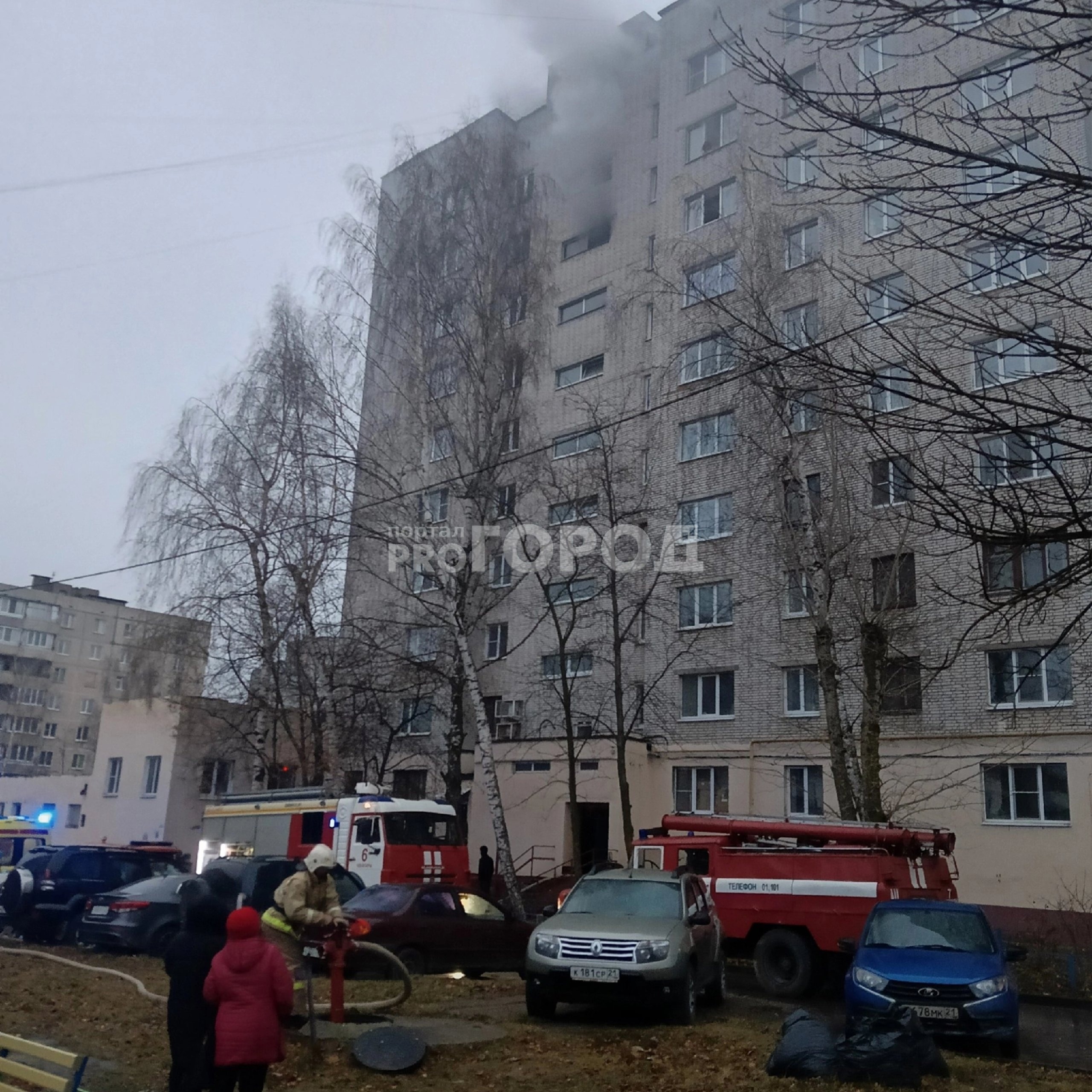 В больницы доставили пять жителей дома в Чебоксарах, где горела квартира