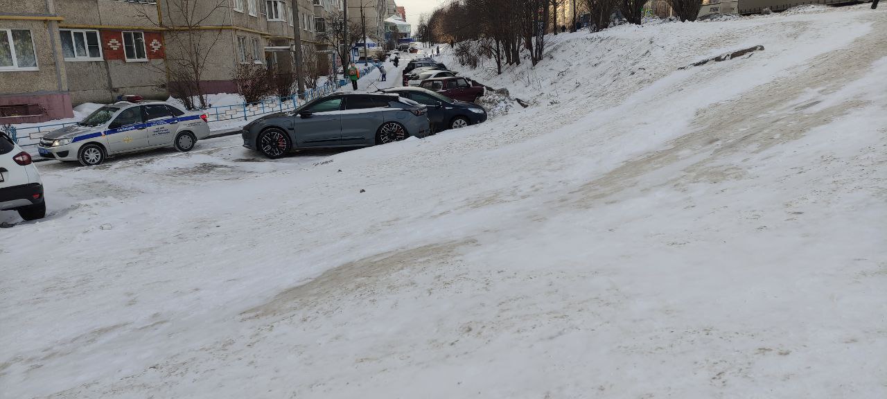 Инспекторы ГИБДД нашли опасную горку в Новоюжке: покатишься и съедешь на дорогу