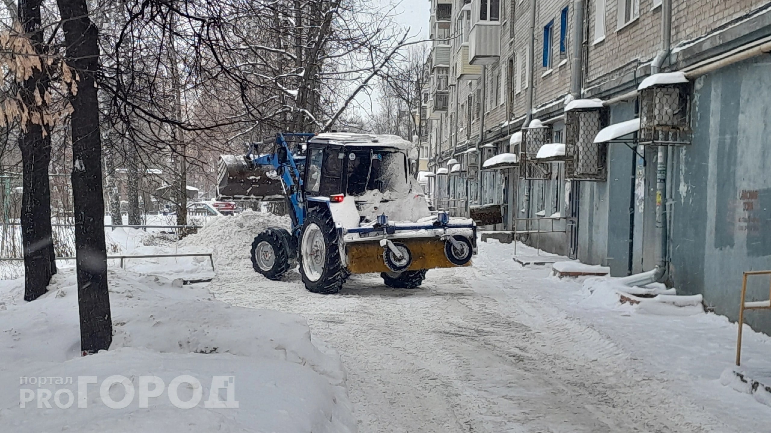Жители Чебоксар зарабатывают на снегопадах: сколько стоит уборка снега в городе
