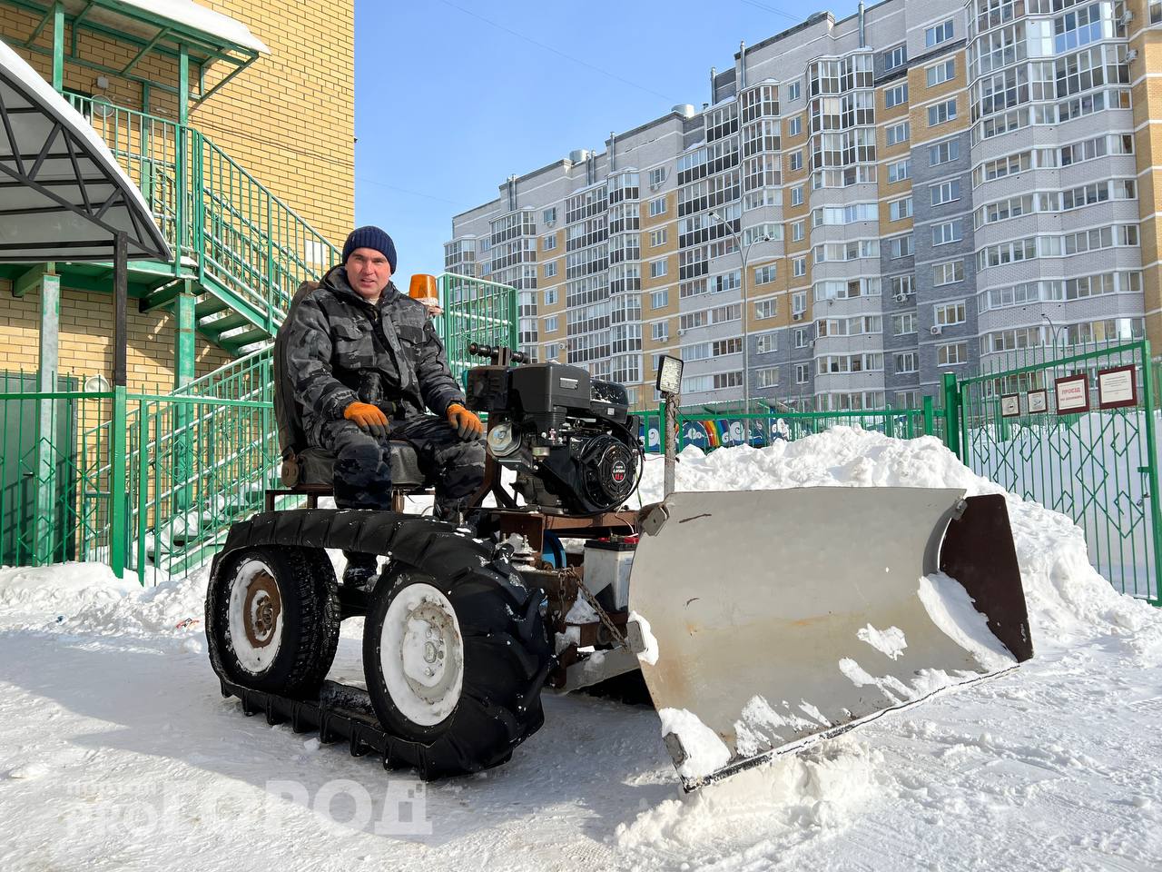 Житель Чувашии собрал мини-трактор из подручных запчастей и вышел на борьбу со снегом в своем дворе