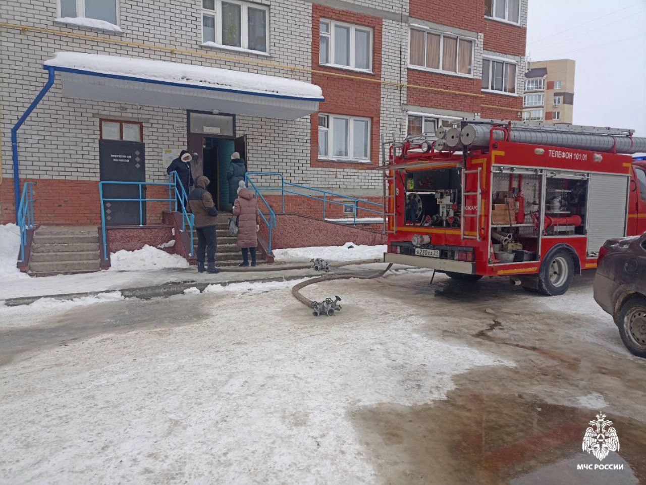 Детей и взрослых вывели из загоревшегося дома в Новочебоксарске: тушили больше часа