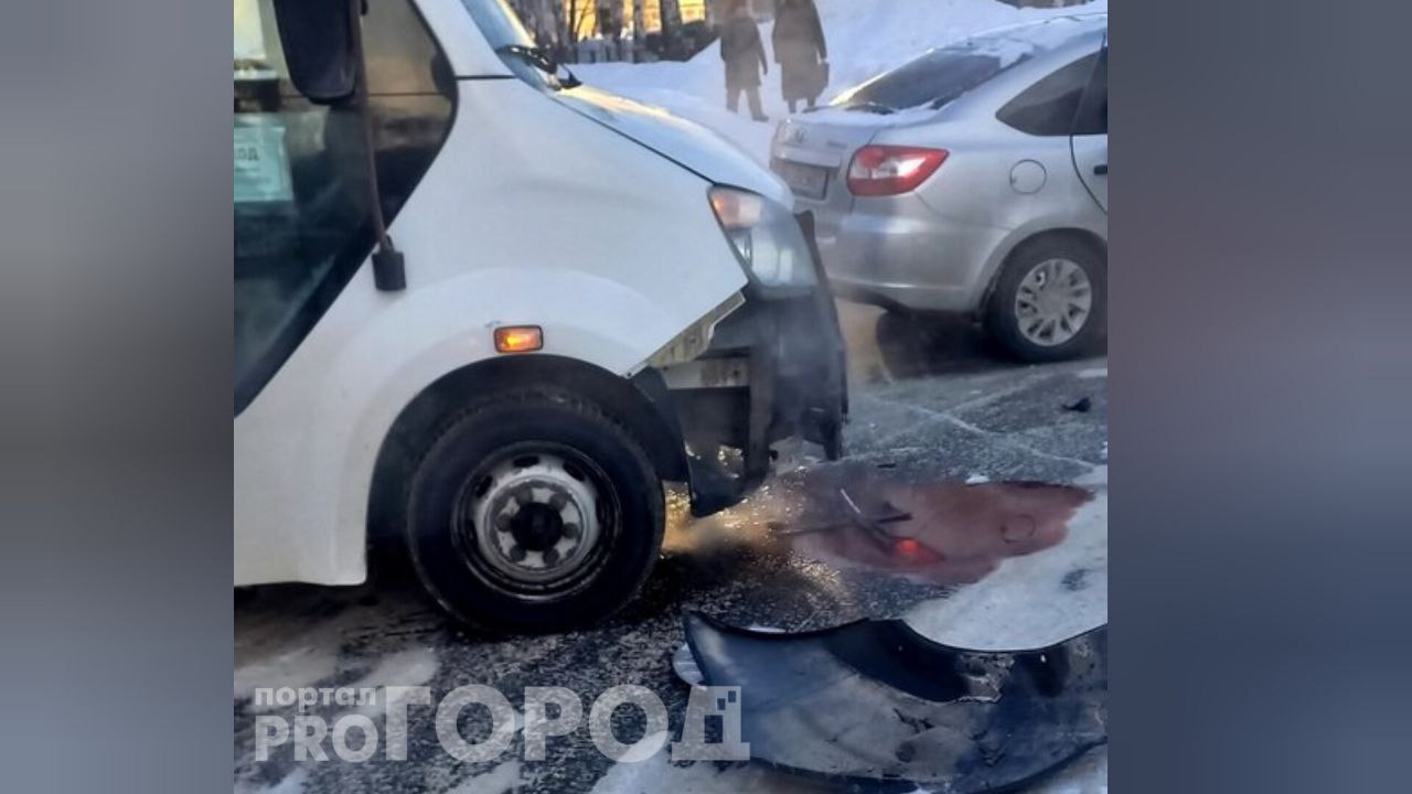 В Чебоксарах произошло ДТП на перекрестке улиц Кадыкова и Баумана: пострадали люди