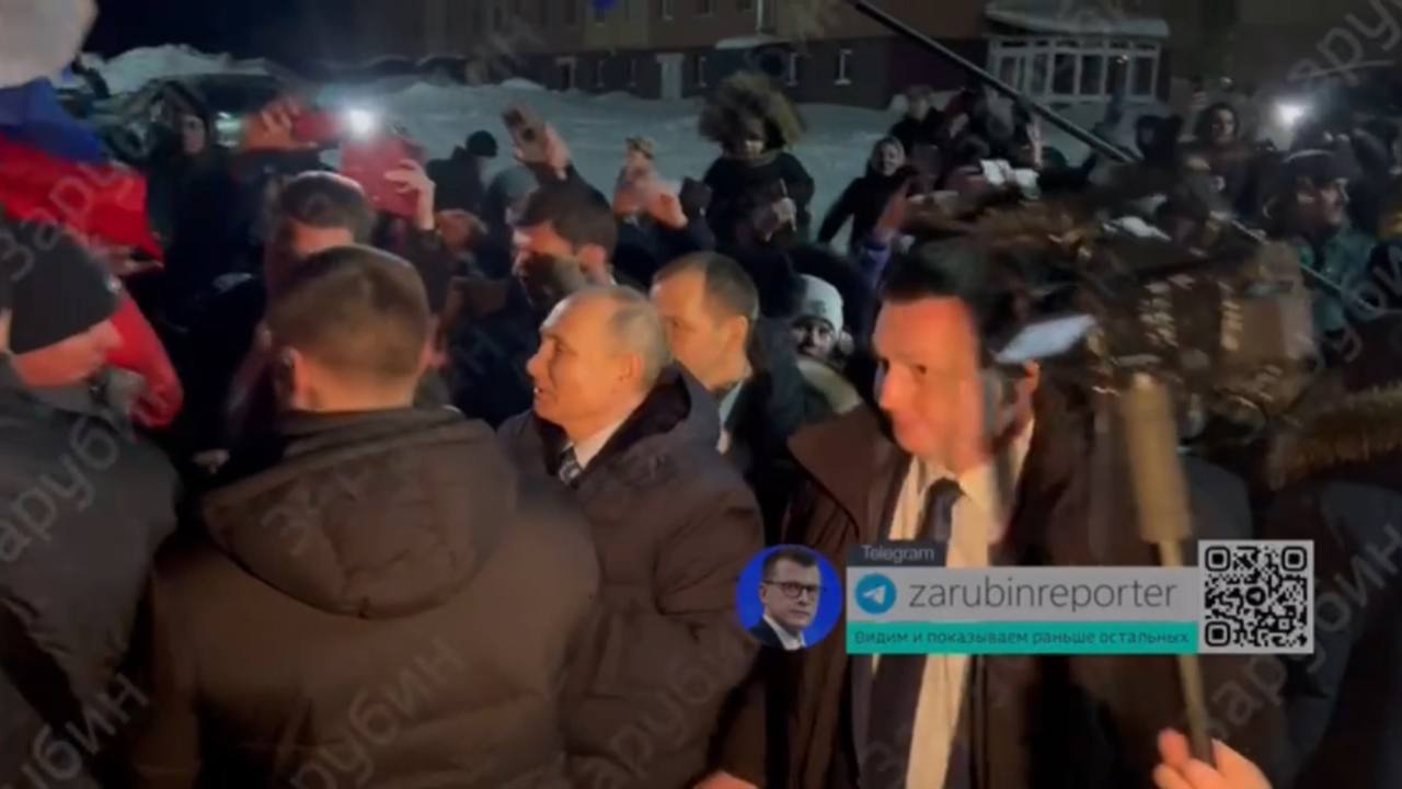 Путин вышел к жителям Цивильска, которые ждали его на улице