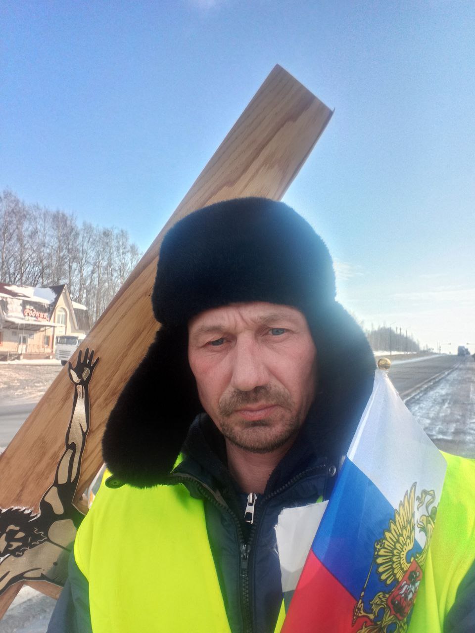 Житель Чувашии прошел пешком более 240 километров с крестом по М7, надеясь дойти до Москвы