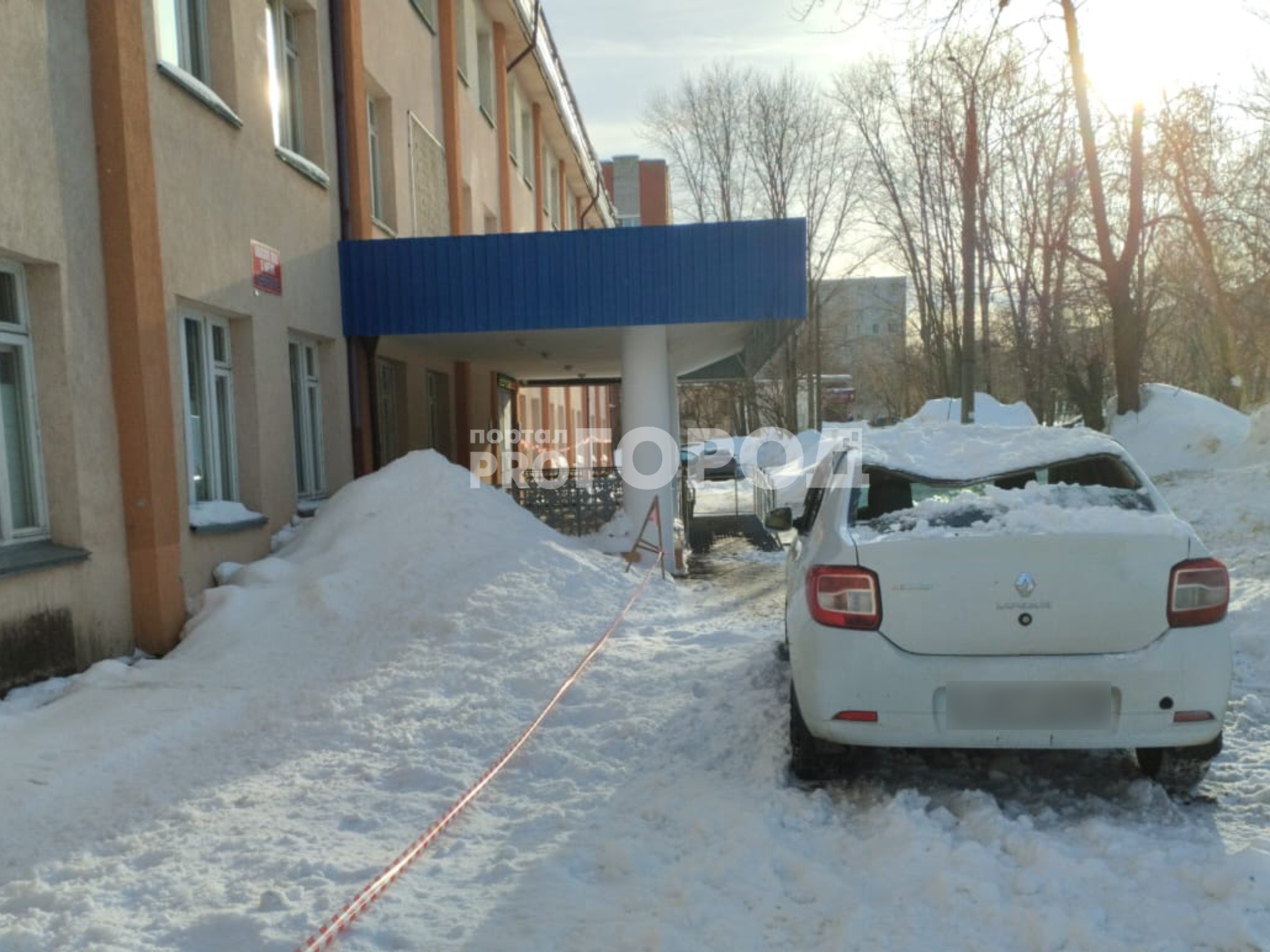 В Новочебоксарске с крыши больницы рухнула глыба снега и раздавила Renault Logan