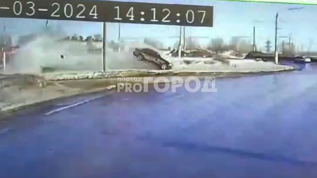 В Чебоксарах полет Mercedes-Benz попал на камеру авторегистртора