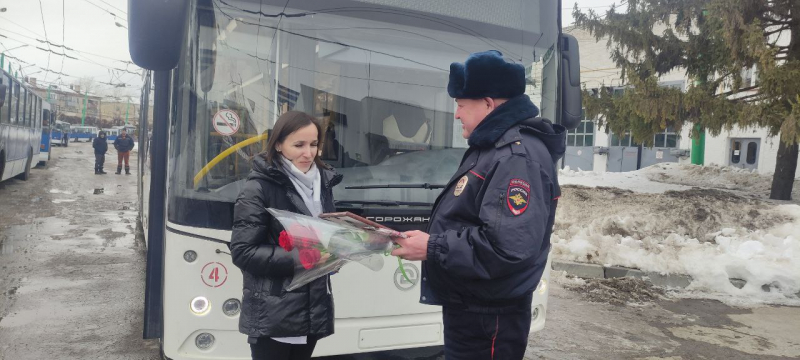 Полицейские Чебоксар с букетом роз поздравили с 8 Марта девушку-лучшего водителя троллейбуса
