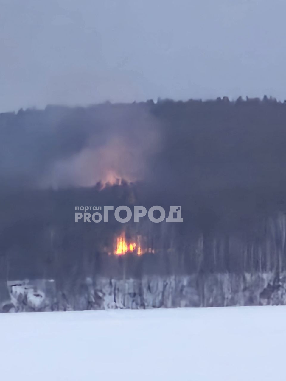 В Заволжье рядом с Сосновкой произошел пожар: дым видно на правом берегу Волги