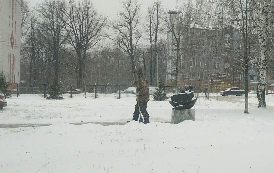 Горе-отца из Чувашии, задолжавшего более полумиллиона рублей, заставили убирать снег в селе