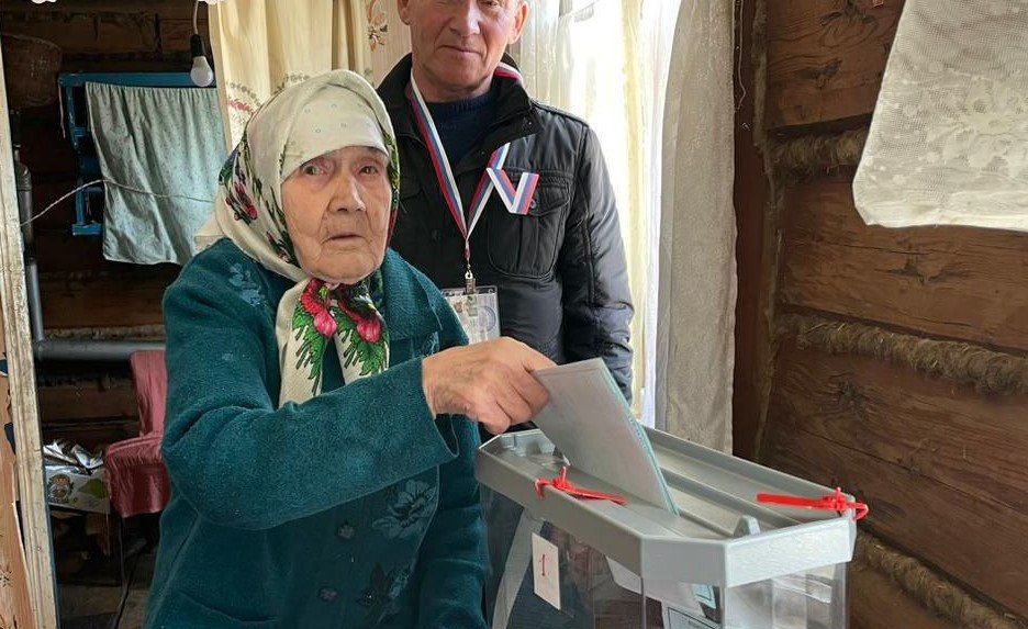В Чувашии на выборах проголосовала 100-летняя бабушка: "За стабильность и процветание России"