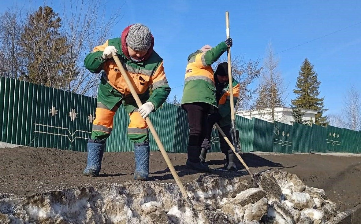 В Чебоксарах дорожники пытаются ускорить таяние снега