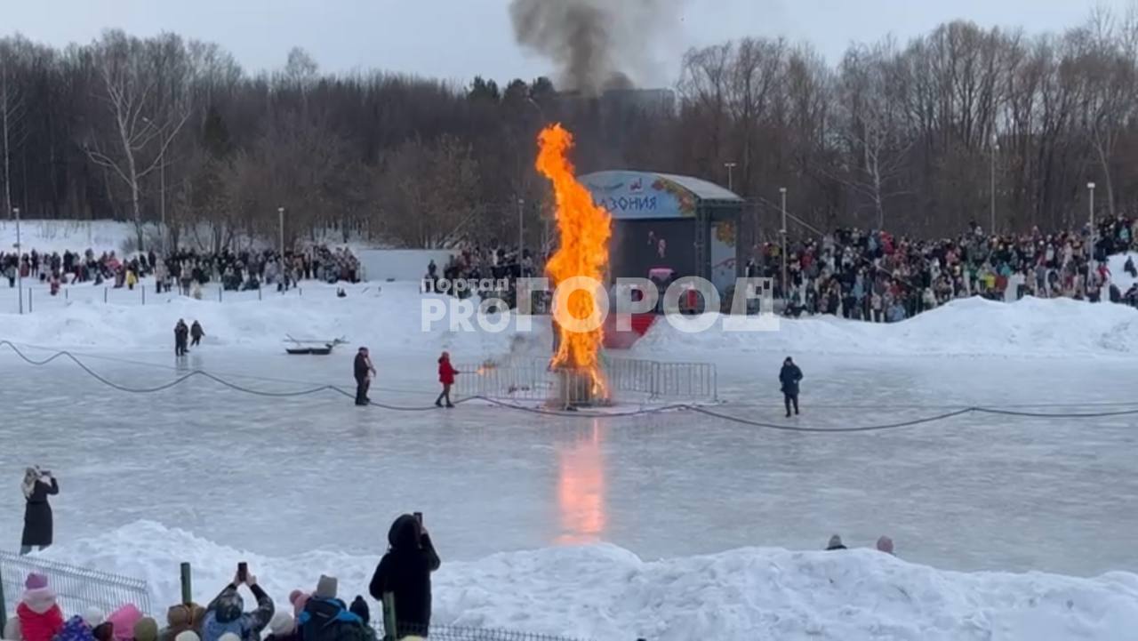 В чебоксарском парке на празднике весны сожгли чучело "Масленицы"