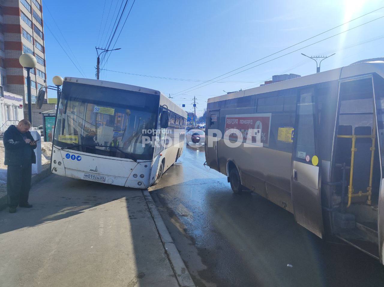 В Чебоксарах водитель автобуса въехал на остановку