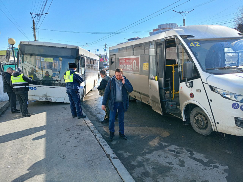 В Чебоксарах два автобуса не поделили остановку: проводится проверка