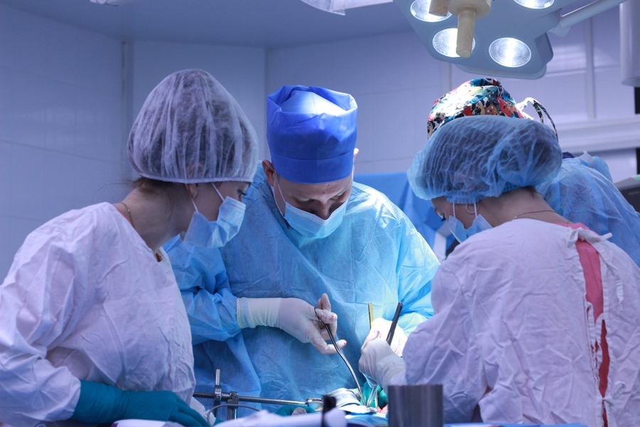 Чебоксарские хирурги спасли мужчину с четвертой стадией рака, одновременно удалив три опухоли