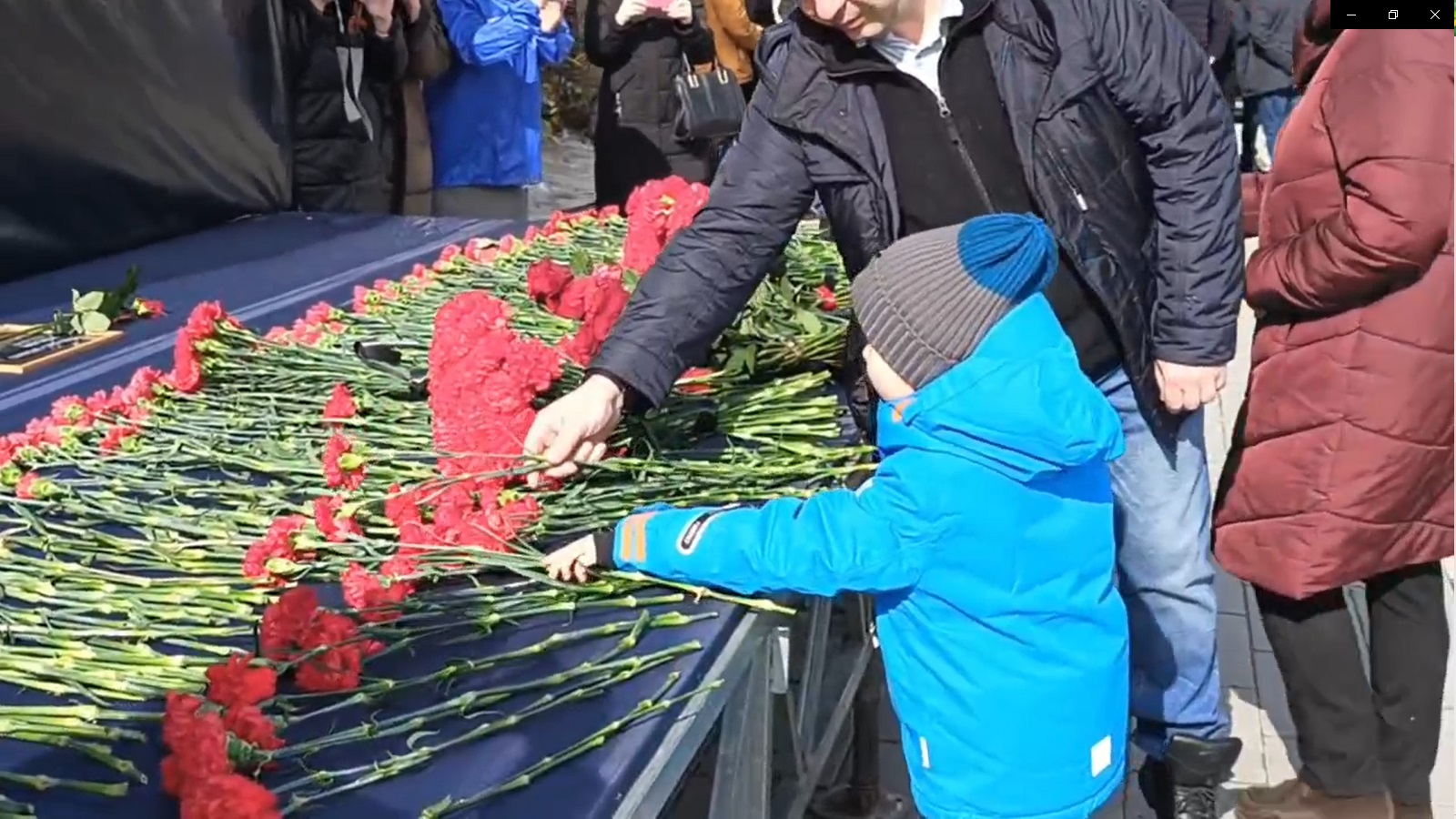 В Чебоксарах горожане возлагают цветы в память о погибших в бойне в Подмосковье