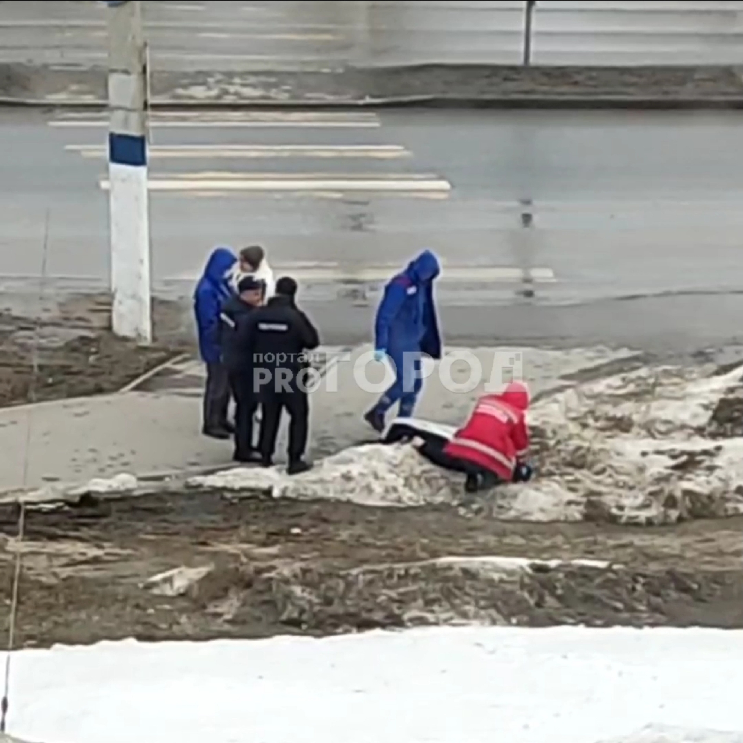 В Новочебоксарске рядом с остановкой умер мужчина