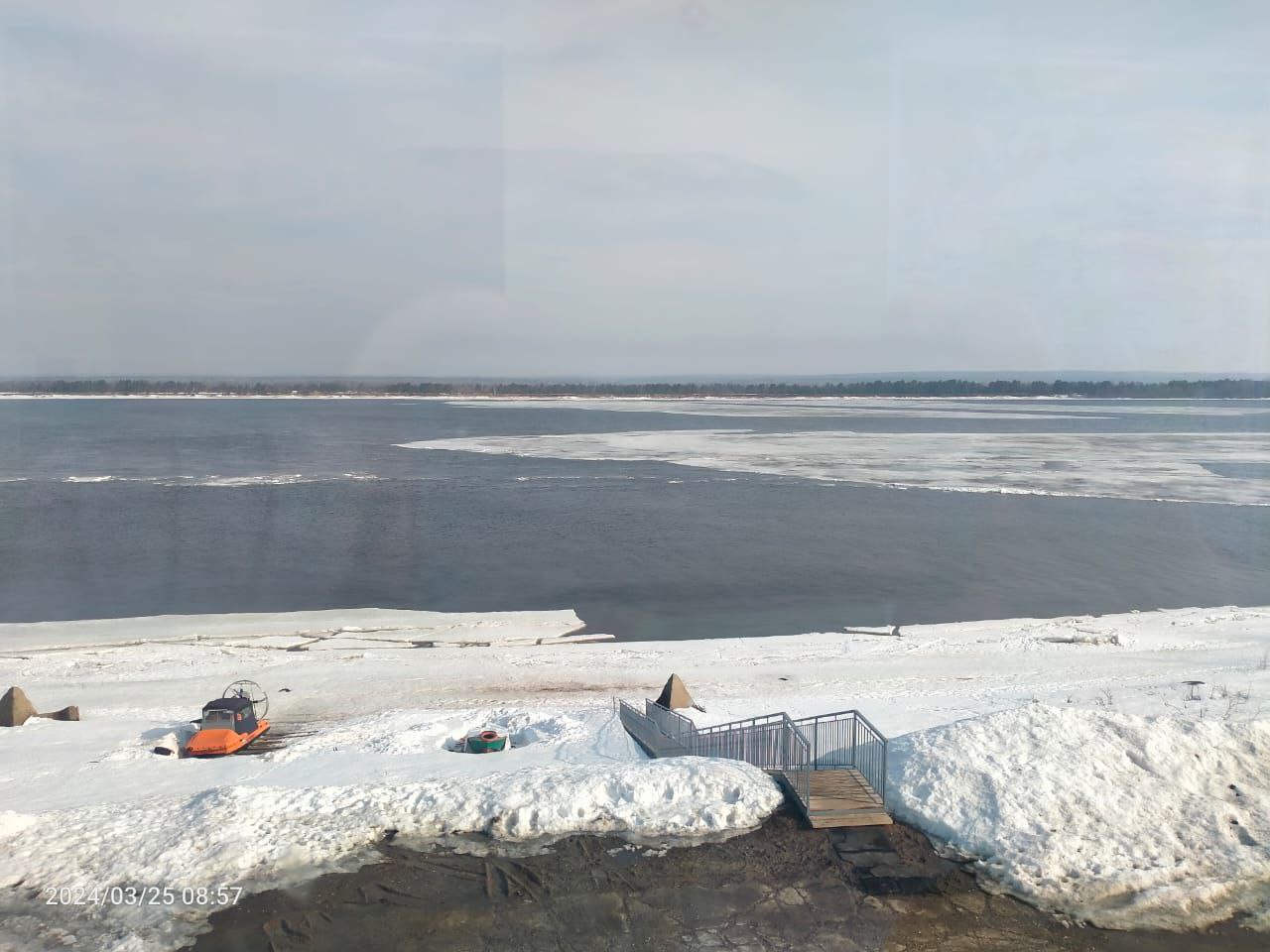 Под Новочебоксарском на Волге тронулся лед: отрываются огромные льдины