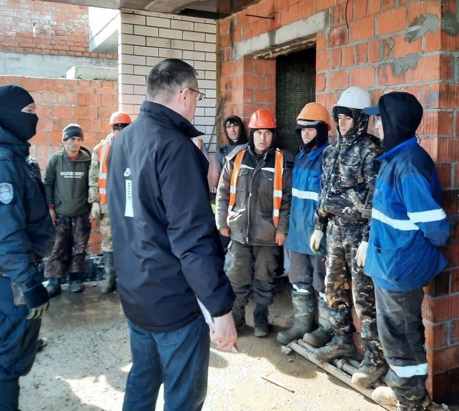 На стройку в Новочебоксарске нагрянули силовики и поймали 11 иностранцев-нарушителей