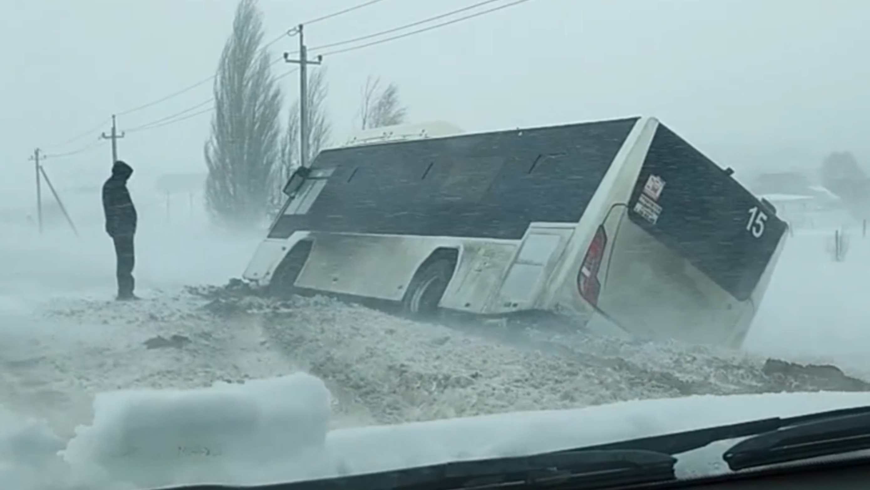 В Чебоксарском районе пассажирский автобус вылетел с дороги в кювет