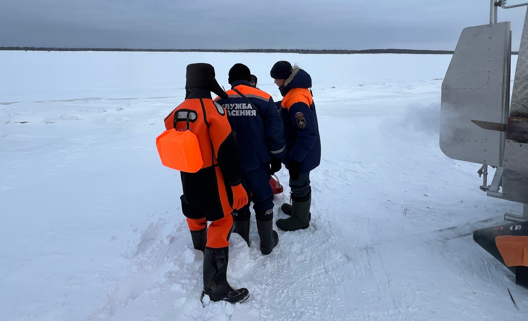 Чувашские спасатели выехали к острову, где рыбак провалился под лед