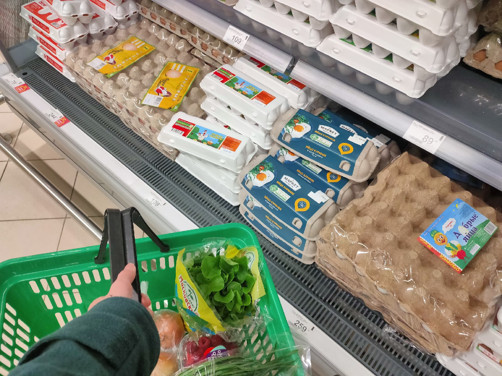 Цены на куриные яйца показали рекордный рост: какие продукты догнали их по стоимости