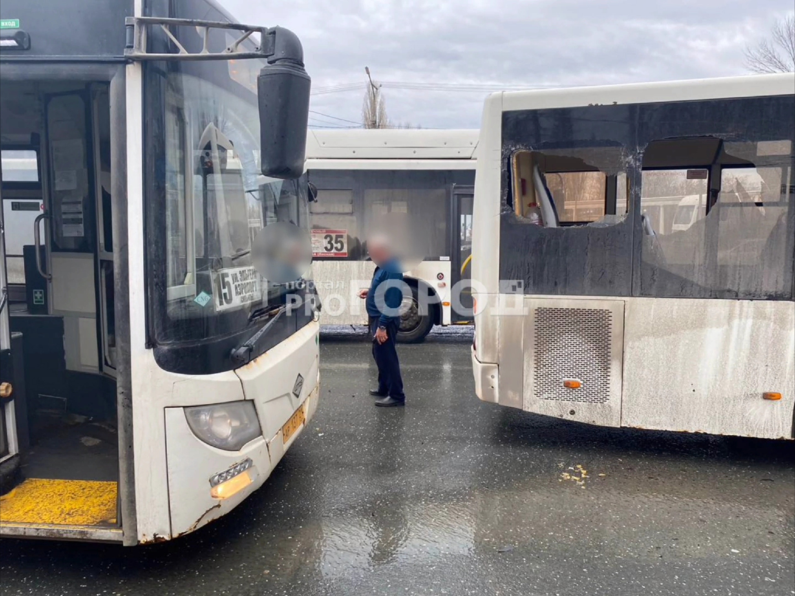 В Чебоксарах на остановке столкнулись автобусы