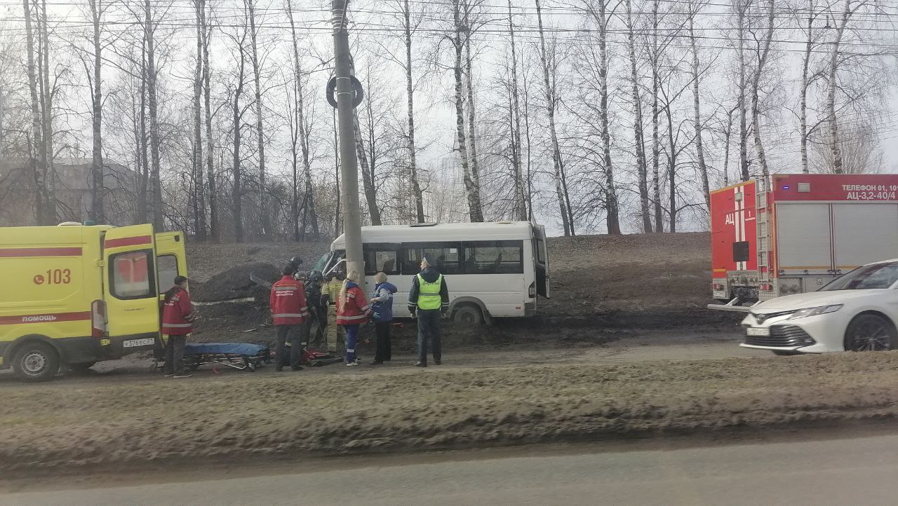 В Чебоксарах произошло ДТП с маршрутным автобусом: на месте работает реанимобиль