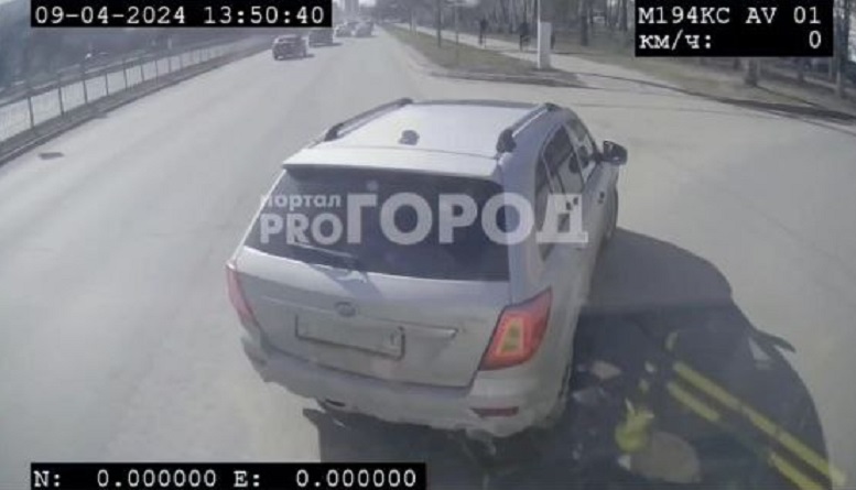 Момент ДТП в Чебоксарах, в котором пострадала беременная, попал на видео
