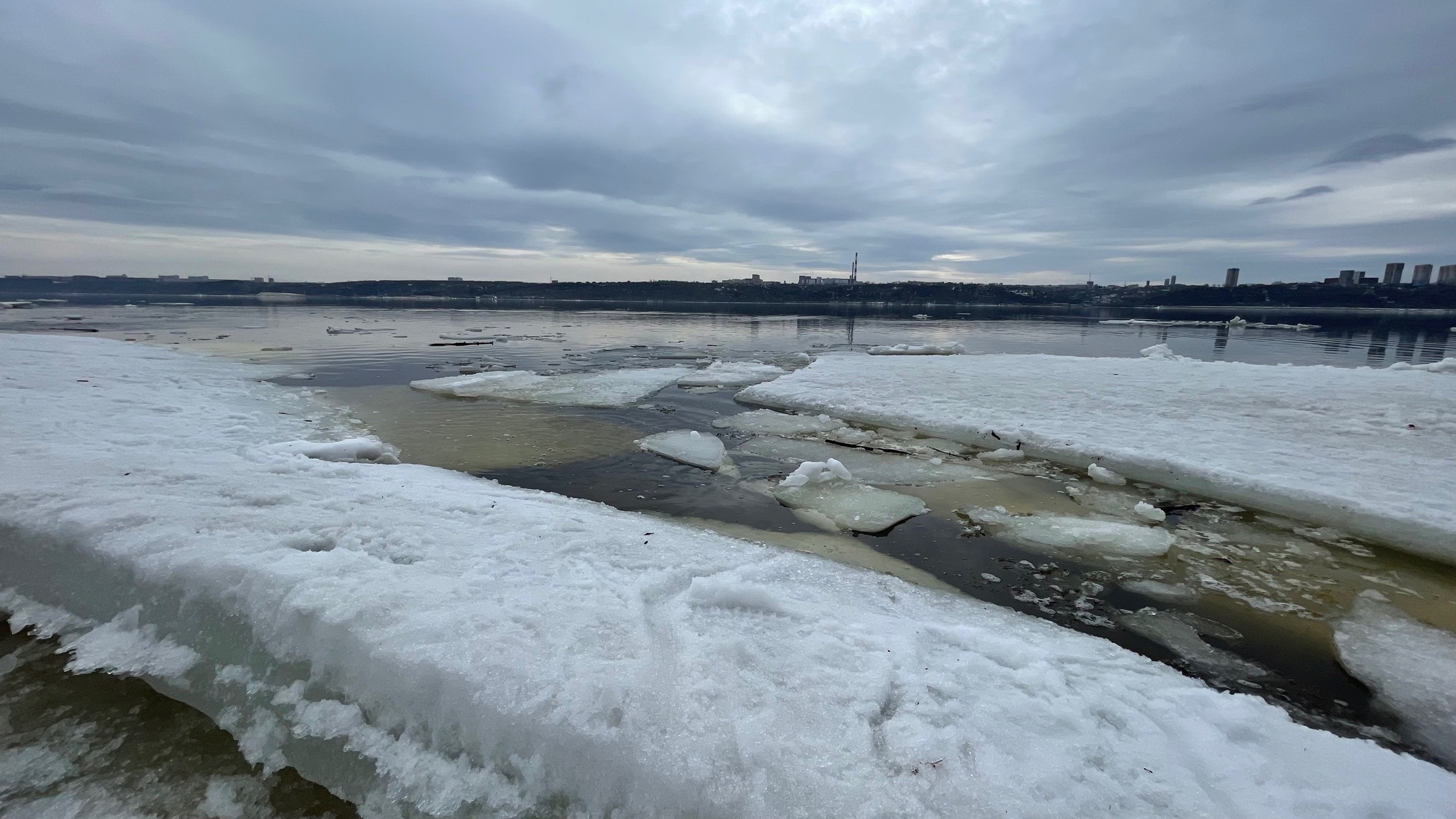 В Чувашии рыбак вышел с трехлетним сыном на весенний лед в плюсовую температуру