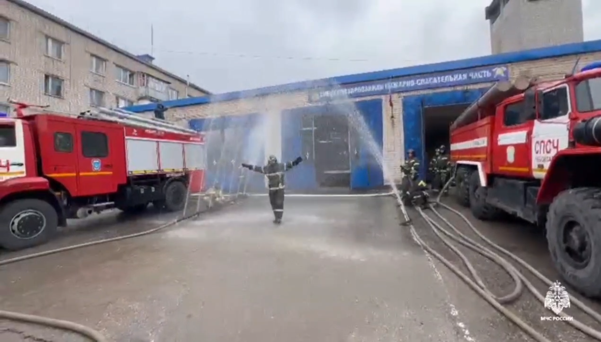 В Чебоксарах пожарного проводили на пенсию, окатив водой из брандстпойта