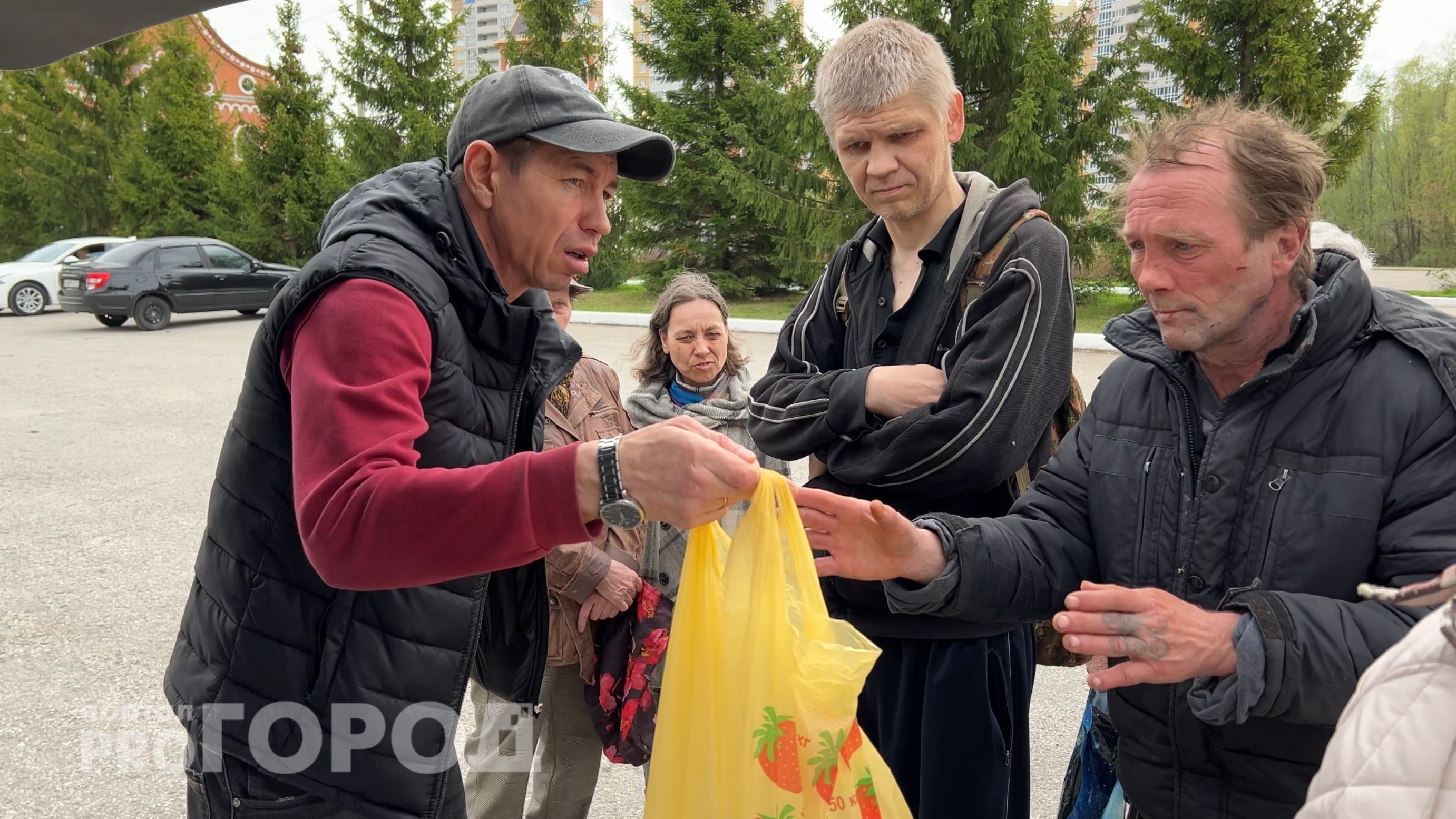 В Новочебоксарске бывший бомж годами помогает алкоголикам и нуждающимся: 